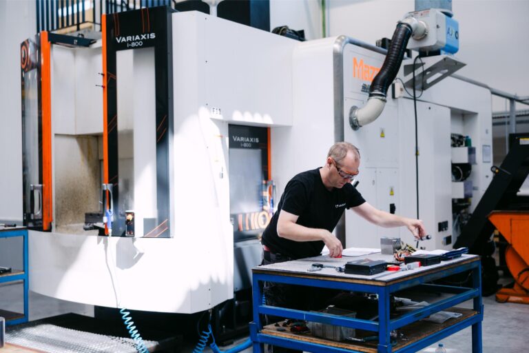 5-assige CNC-freesmachine voor het bewerken van complexe precisieonderdelen in metaal en kunststof.