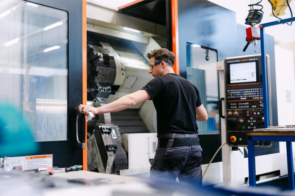 CNC turner at work at BO-Solutions in Roeselare during precision machining of metal parts.