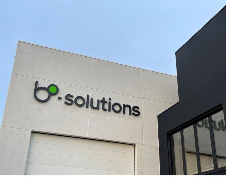 Hoek van BO-Solutions gebouw in Roeselare met bedrijfslogo op gevel - bedankbericht voor offertevraag