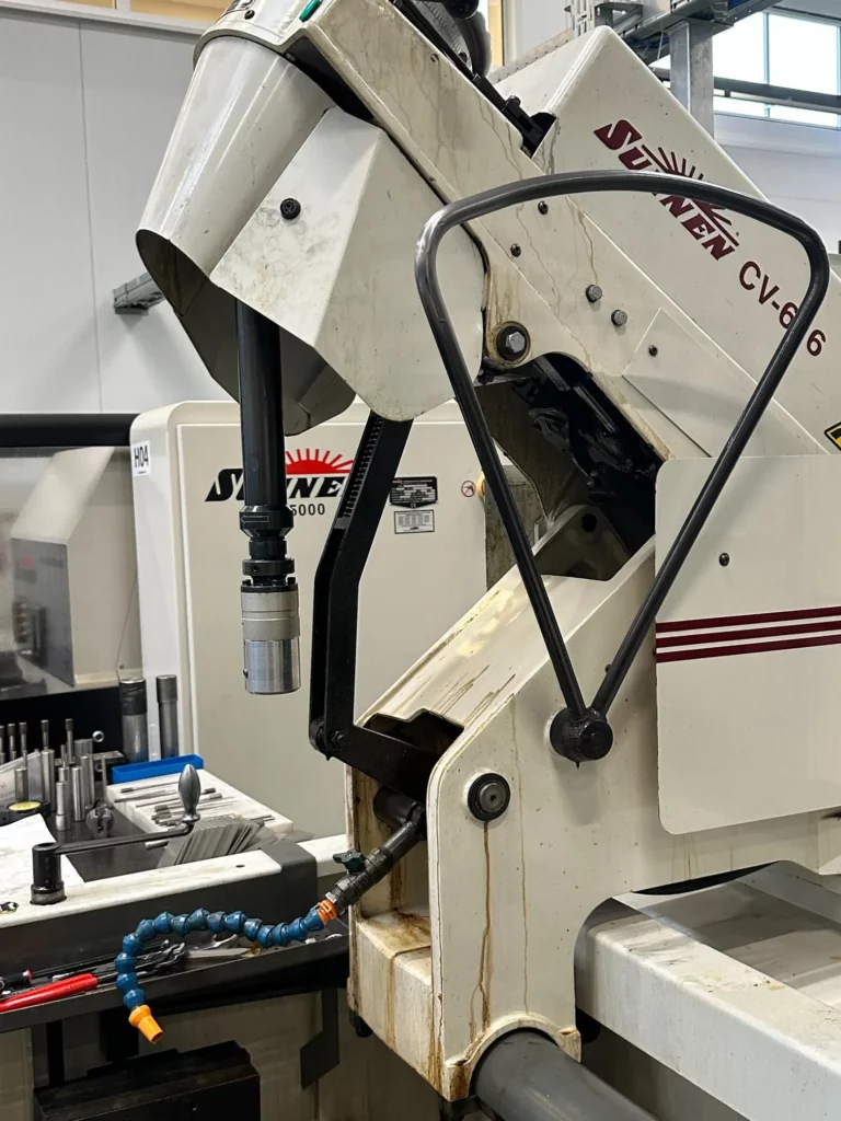 Honenmachine bij BO-Solutions in werking – precisieafwerking van bussen en cilindrische werkstukken