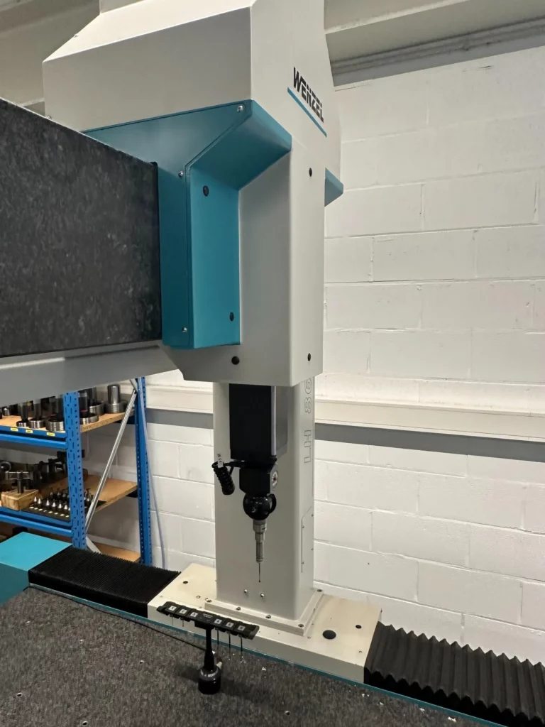 Wenzel coördinatenmeetmachine (CMM) controleert een CNC-precisieonderdeel op maatnauwkeurigheid